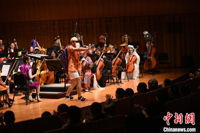 圖為樂團指揮“龜仙人”。　西安交響樂團供圖