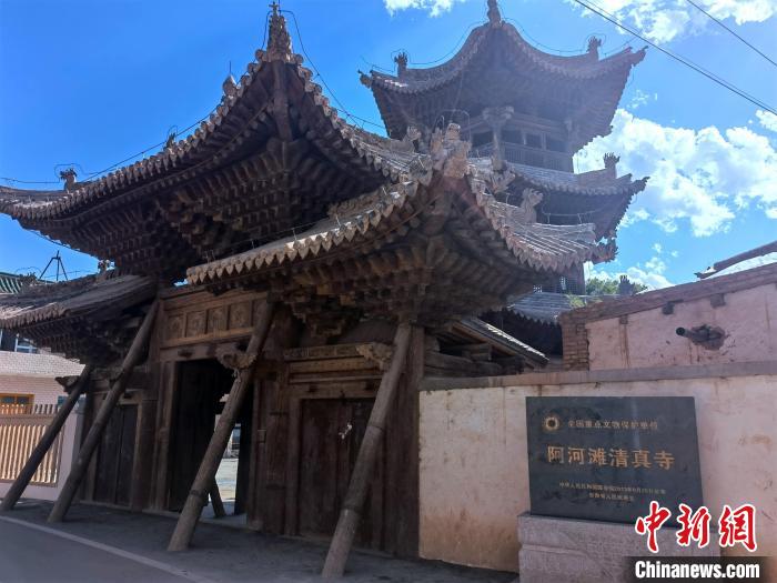 圖為集漢、藏、伊斯蘭風格于一體的700年歷史的全國重點保護文物——阿河灘清真寺?！埡ｖ?攝