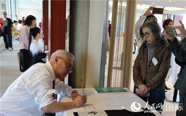 “聯合國中文日”慶祝活動上進行了書法等中國文化展示。人民網記者 尚凱元攝