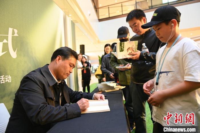 薛濤進行圖書簽售。　于海洋 攝