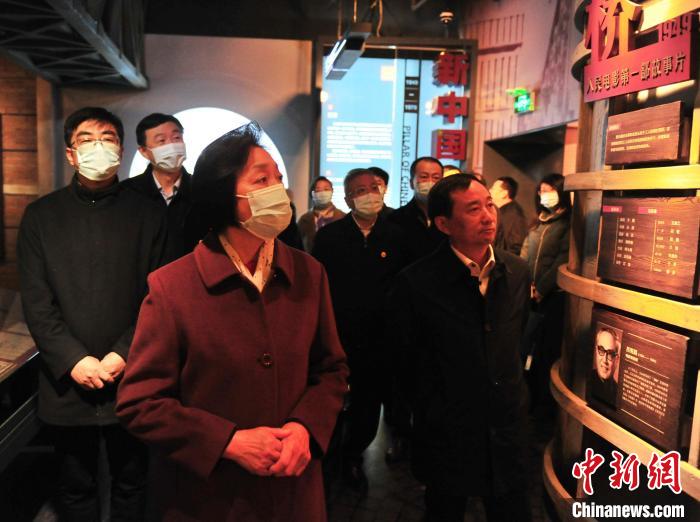 臺(tái)盟中央主席蘇輝近日率調(diào)研組赴吉林開展重點(diǎn)考察調(diào)研。圖為在長(zhǎng)影舊址博物館考察吉林特色文化產(chǎn)業(yè)發(fā)展。　高龍安 攝