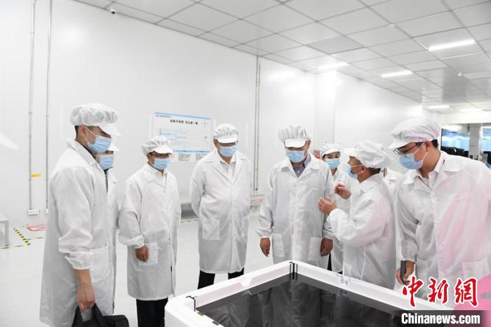 圖為蔡達(dá)峰一行在惠科電子(北海)科技產(chǎn)業(yè)園調(diào)研?！×趾?攝