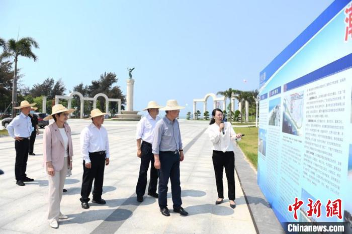 圖為蔡達(dá)峰一行了解北海銀灘景區(qū)改造提升工程情況?！×趾?攝