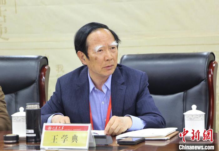山東大學儒學高等研究院執行院長、《文史哲》雜志主編王學典主持首場主題發言?！≮w曉 攝