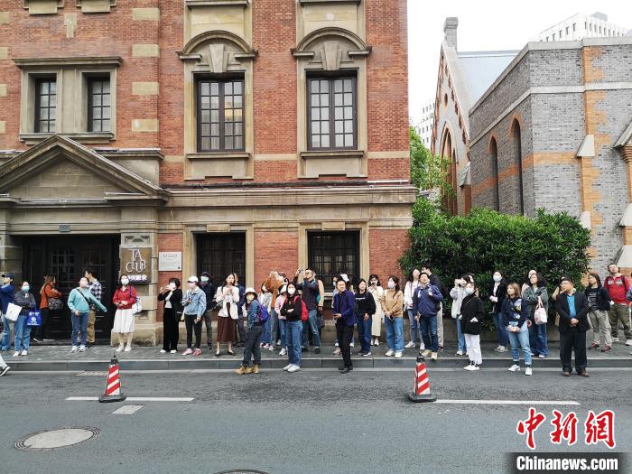 新階層人士走讀“外灘源”?！》队畋?攝