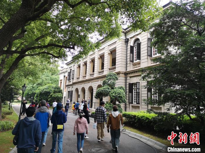 新階層人士參觀英國(guó)駐滬領(lǐng)事館?！》队畋?攝