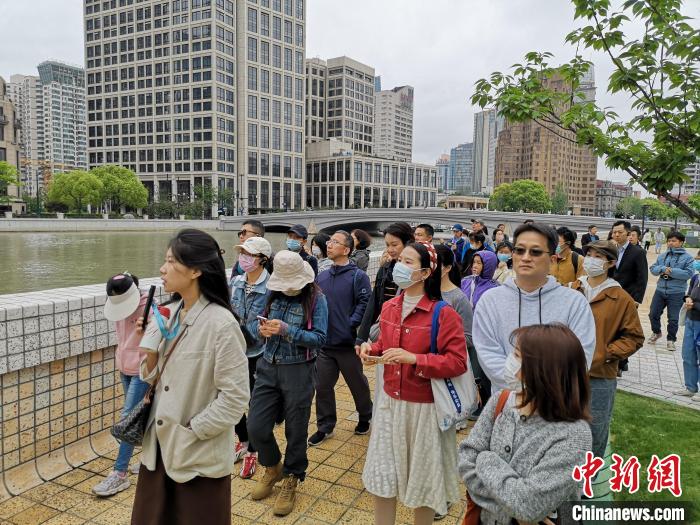 新階層人士走讀黃浦蘇州河沿岸?！》队畋?攝