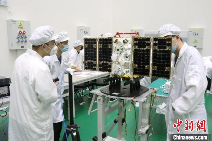 圖為大連1號(hào)—連理衛(wèi)星試驗(yàn)中。　大連理工大學(xué)供圖