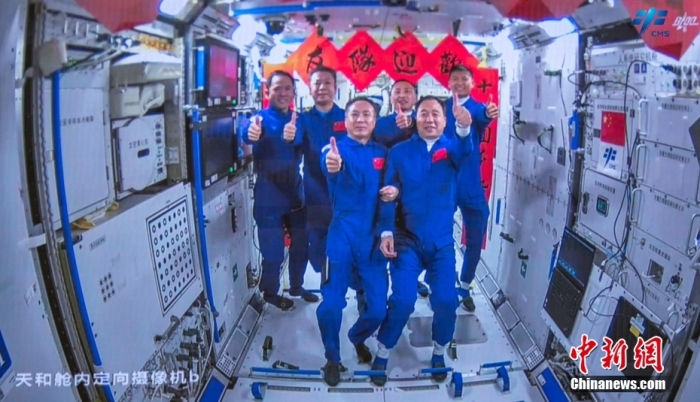圖為神舟十五號(hào)航天員乘組與神舟十六號(hào)航天員乘組“全家福”。中國載人航天工程辦公室 供圖