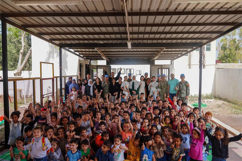 當(dāng)?shù)貢r(shí)間5月30日，黎巴嫩南部庫雷拉公立小學(xué)，“六一”國際兒童節(jié)前夕，中國第21批赴黎維和多功能工兵分隊(duì)官兵看望慰問學(xué)校師生，并開展文化交流活動(dòng)，圖為我維和官兵同師生合影。李竹林?jǐn)z