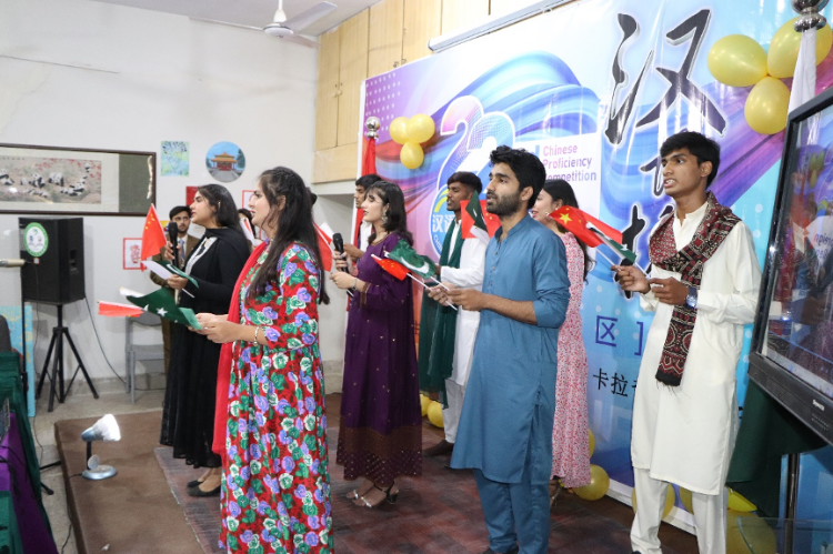 “漢語橋”世界大學生中文比賽卡拉奇賽區決賽現場，參賽選手共同演唱中文歌曲。卡拉奇大學孔子學院供圖