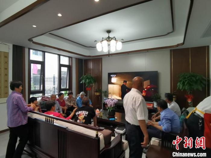親友們集中在費俊龍家中觀看返程的視頻?！＄娚?攝