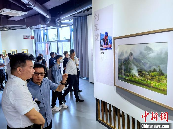 海峽兩岸藝術家畫展上，藝術家進行藝術交流?！「毒窜?攝