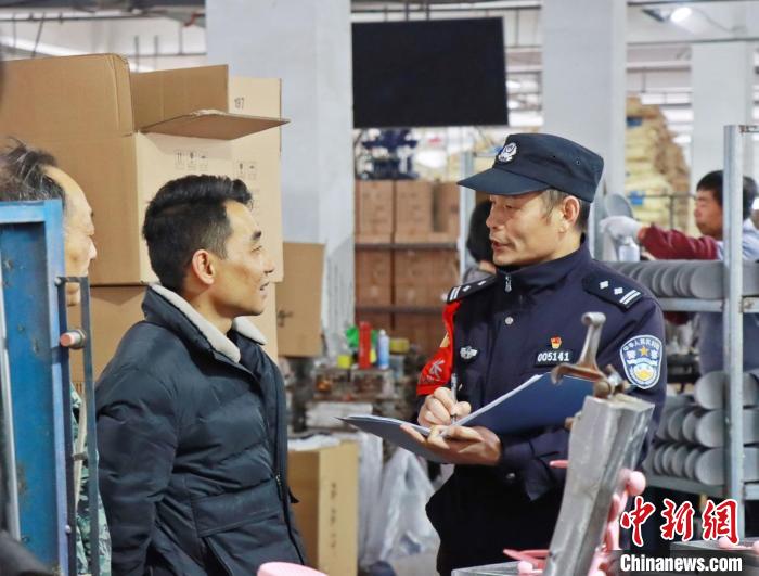 3月30日，大興派出所民警來到轄區(qū)中小企業(yè)，開展“為民為企為項(xiàng)目”走訪活動(dòng)。　合肥警方供圖