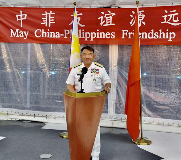 菲海軍司令阿達奇代表菲馬科斯總統歡迎“戚繼光”艦到訪。中國駐菲律賓大使館供圖