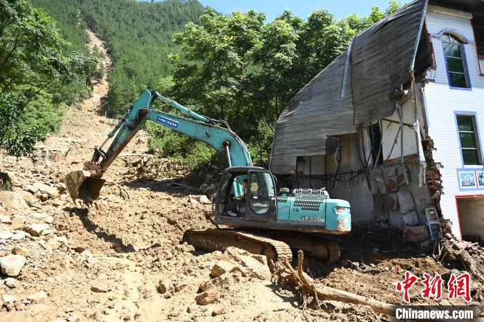 圖為重慶萬州救援現場。　陳超 攝