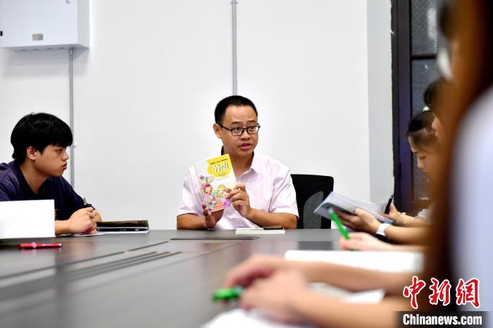 7月4日，臺灣教師陳昭志在大學生個性化培養課程上講述課程教材的重要性。　呂明 攝