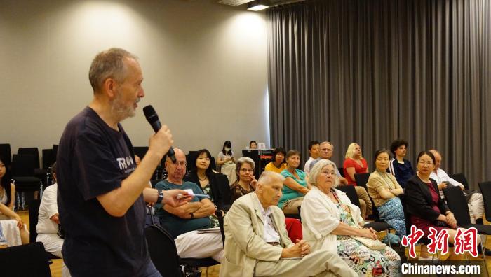 圖為現場觀眾提問?！“亓种袊幕行墓﹫D