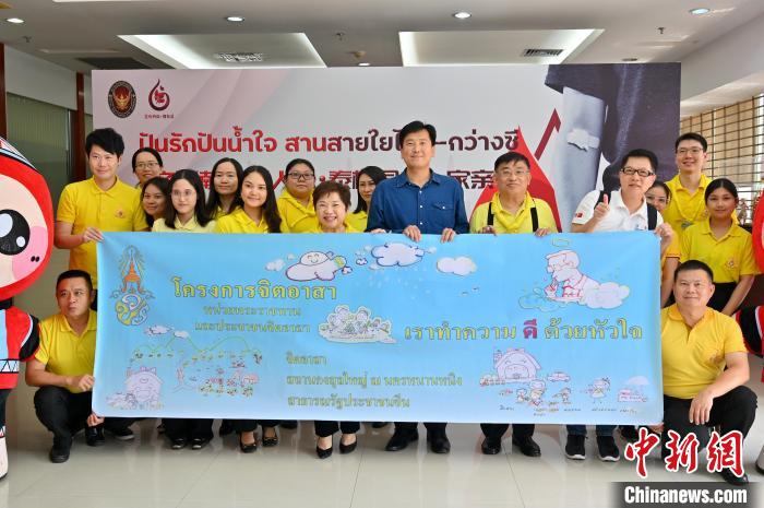 圖為泰王國駐南寧總領事館官員、泰國企業代表等在活動現場合影。　俞靖 攝