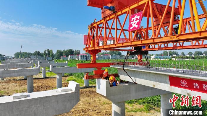 長25米重80噸的箱梁平穩、精準地落在S314分離式立交橋25號和26號墩上?！⒂癫?攝
