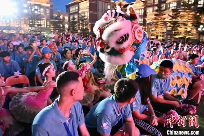 舞獅表演與現場觀眾互動。　王東明 攝