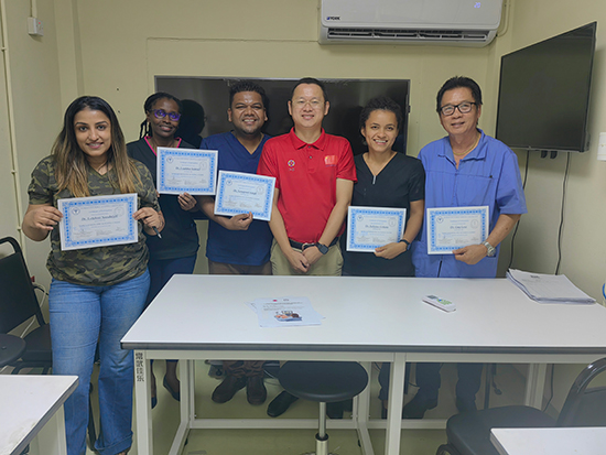 醫療隊成員與部分學員合影。第18期援圭亞那醫療隊供圖