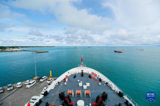7月22日，中國海軍“和平方舟”號醫院船駛離基里巴斯首都塔拉瓦。當地時間22日上午10時，執行“和諧使命-2023”任務的中國海軍“和平方舟”號醫院船圓滿結束對基里巴斯的首次訪問，駛離基里巴斯首都塔拉瓦，前往本次任務的第二站湯加努庫阿洛法港。新華社發（黎宇 攝）
