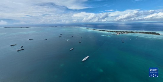7月22日，中國海軍“和平方舟”號醫院船結束基里巴斯訪問，駛離塔拉瓦港。新華社發（桂江波 攝）
