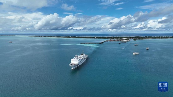 7月22日，中國海軍“和平方舟”號醫院船結束基里巴斯訪問，駛離塔拉瓦港。新華社發（桂江波 攝）