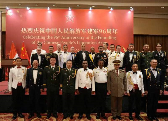 圖為徐勝武官與參加招待會的各國武官、武官處代表合影。中國駐印度尼西亞使館供圖