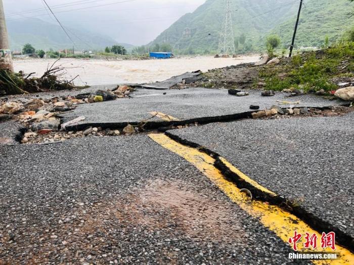 受臺風(fēng)“杜蘇芮”影響，7月29日至8月1日，河北省淶水縣普降暴雨，持續(xù)強降雨和強風(fēng)天氣引發(fā)洪水險情。連日來，當(dāng)?shù)亟M織數(shù)千人搶險救援隊伍，集中力量加快排水、清理路面、救援拋錨車輛、搶修倒伏電線桿等工作。8月1日，方便面、飲用水、火腿腸、面包等首批調(diào)撥救災(zāi)物資送抵救災(zāi)一線，并于當(dāng)天發(fā)放到受災(zāi)群眾手中。目前，淶水縣受損交通、電力、通信等基礎(chǔ)設(shè)施正在加緊搶修，山區(qū)受困人員已分批轉(zhuǎn)移，各項搶險救災(zāi)工作正在有序進(jìn)行中。圖為淶水縣婁村鎮(zhèn)南安莊村被洪水沖毀的路面。(文/呂子豪 楊猛)李金璐 攝