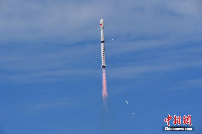 8月3日11時47分，中國在酒泉衛星發射中心用長征四號丙遙四十四運載火箭，成功發射風云三號06星，衛星順利進入預定軌道，任務取得圓滿成功。該衛星將接替在軌超期服役的風云三號C星，探測數據主要用于天氣預報、大氣化學和氣候變化監測業務及研究。汪江波 攝