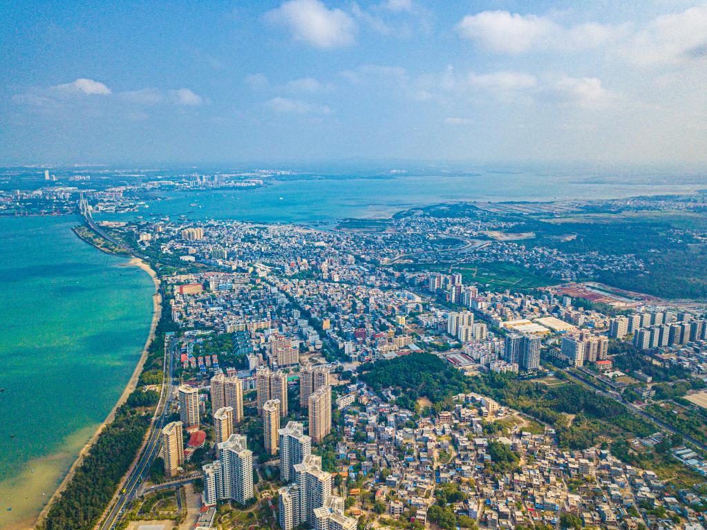 這是海南自貿港重點園區——洋浦經濟開發區所在的環新英灣地區（無人機照片，2023年2月26日攝）。新華社記者 蒲曉旭 攝