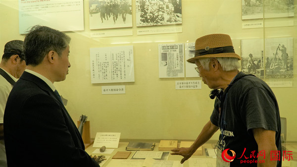 毒氣島歷史研究所事務局長山內正之在毒氣資料館為大家介紹日軍發動毒氣戰的罪證。人民網 蔣曉辰攝