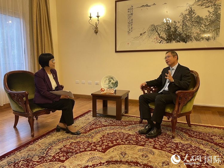 胡長春大使（圖右）接受人民網記者唐維紅采訪。人民網記者 趙艷紅攝