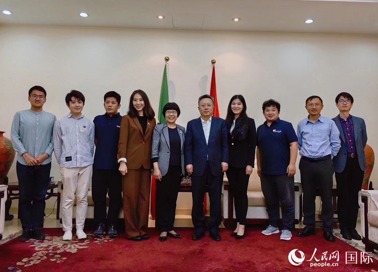 趙志遠大使（右五）、使館工作人員與人民網記者合影。