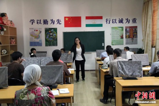 2014年，塔吉克斯坦國立民族大學的孔子學院內，教師正在為塔吉克斯坦學生授課。田冰 攝
