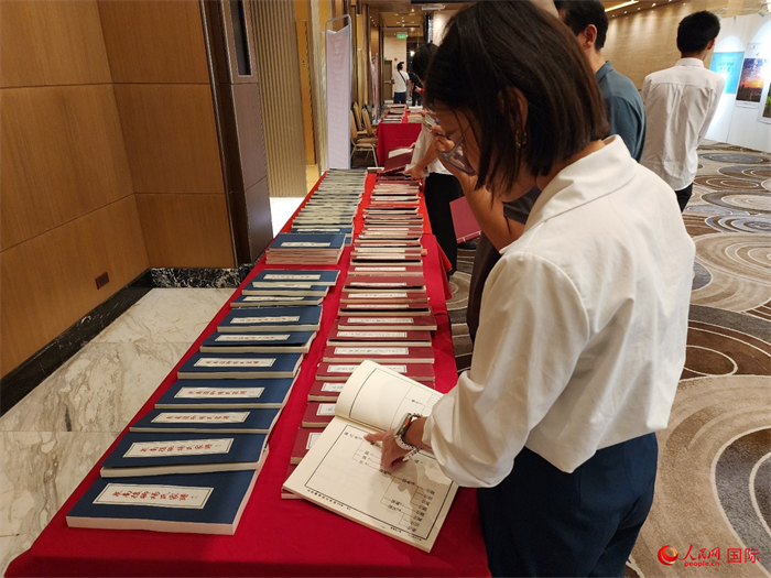 現場嘉賓參觀“根脈尋蹤”泉州百個家族移民菲律賓族譜展。人民網記者 樊帆攝