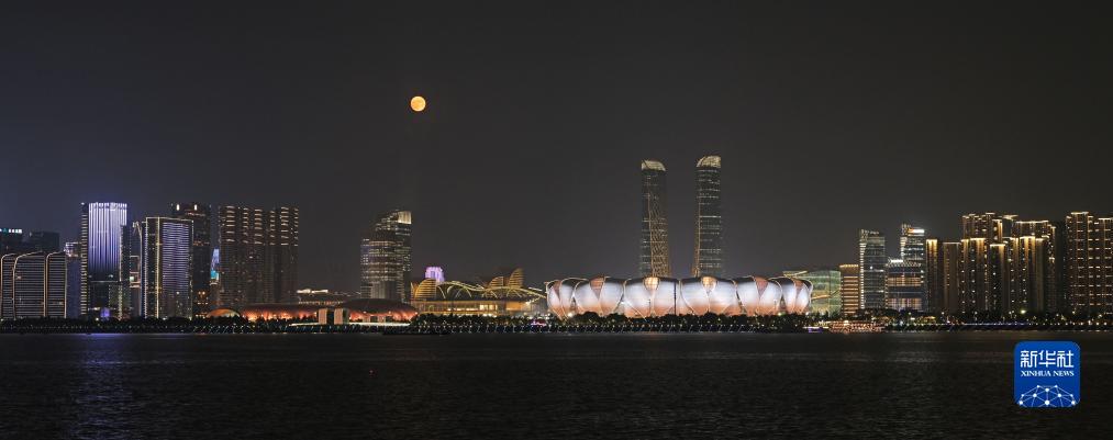 這是9月29日在杭州拍攝的杭州奧體中心體育場和滿月。新華社發（李忠攝）