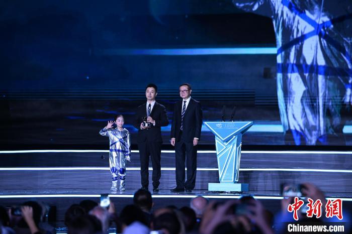 10月21日，2023雨果獎在成都揭曉。中國科幻作家海漄憑小說《時空畫師》獲2023雨果獎“最佳短中篇小說”。　圖片由第81屆世界科幻大會組委會提供