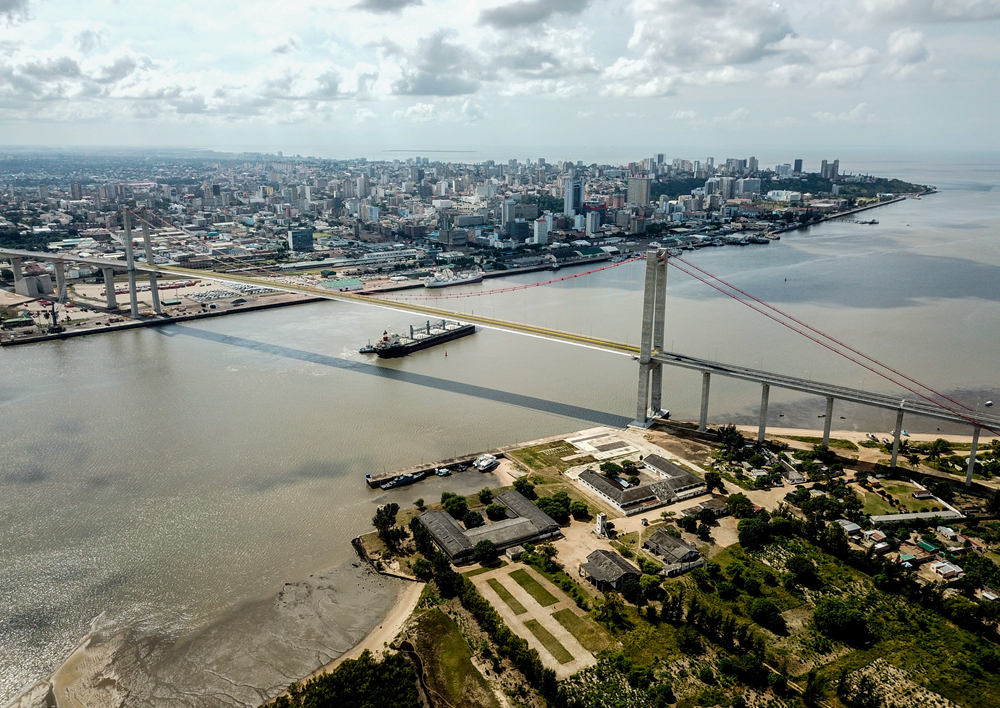 這是2019年4月8日在莫桑比克首都馬普托拍攝的馬普托大橋（無人機照片）。新華社記者 張宇 攝