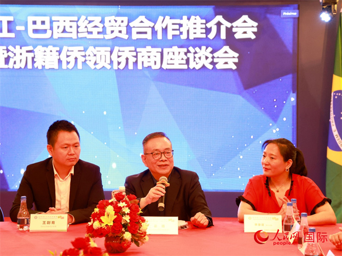浙江海外聯(lián)誼會常務(wù)副會長徐旭（中）和與會僑領(lǐng)僑商座談。人民網(wǎng)記者 陳海琪攝