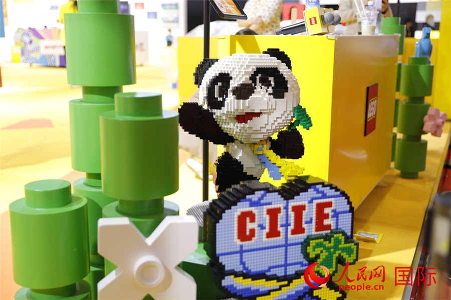 11月5日，消費(fèi)品展區(qū)展出的進(jìn)博會(huì)吉祥物進(jìn)寶造型積木。人民網(wǎng)記者 李美玉攝