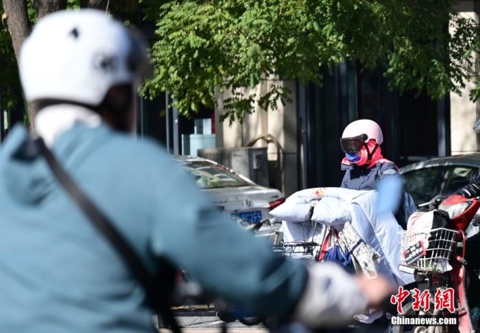 石家莊街頭，市民紛紛穿上厚厚的外套“捂”裝前行。 <a target='_blank' href='/'><p  align=
