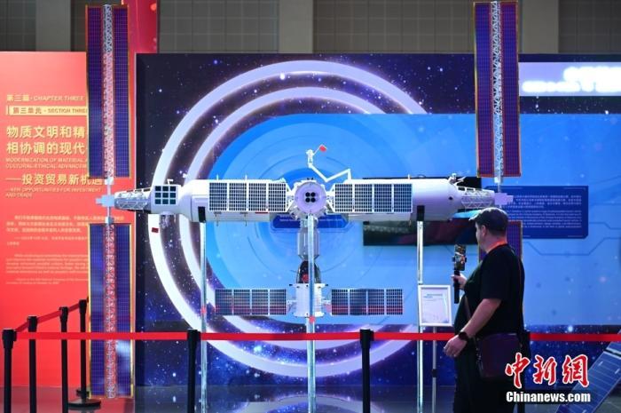 11月5日，觀眾在進(jìn)博會中國館參觀拍攝中國空間站模型。<a target='_blank' href='/'><p  align=