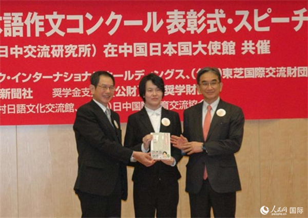 日本駐華大使垂秀夫（右一）、日本僑報社總編輯段躍中（左一）和趙志琳同學合影留念。人民網記者 陳建軍攝