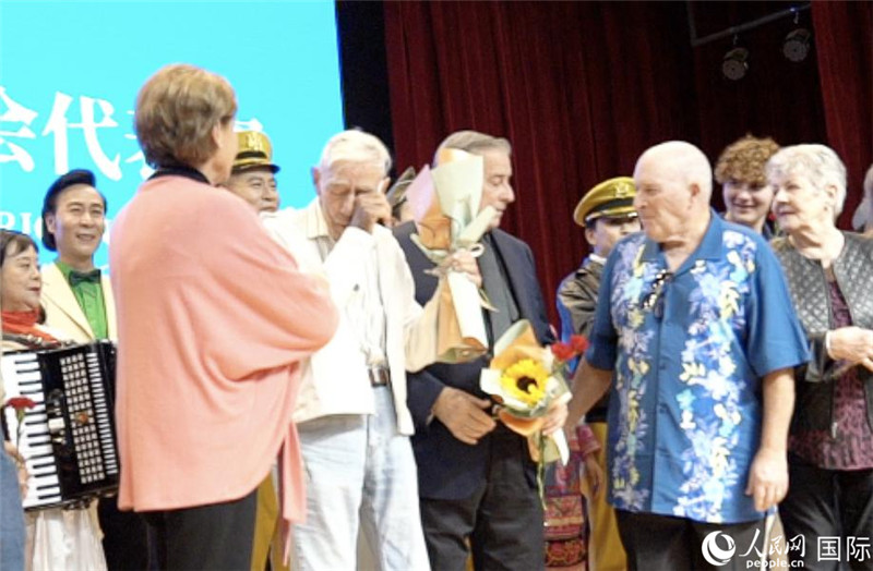 哈里·莫耶和代表團(tuán)其他成員訪(fǎng)問(wèn)昆明外國(guó)語(yǔ)學(xué)校，觀(guān)看講述飛虎隊(duì)開(kāi)辟駝峰航線(xiàn)故事的音樂(lè)劇《翠堤長(zhǎng)虹》，并與學(xué)校師生合唱《友誼地久天長(zhǎng)》。人民網(wǎng) 趙瞳攝
