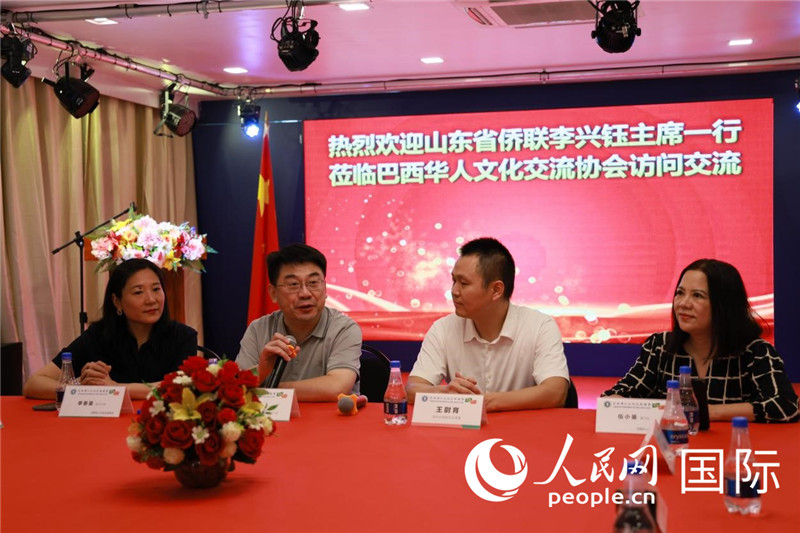 山東省僑聯(lián)主席李興鈺（左二）和與會(huì)僑領(lǐng)座談。人民網(wǎng)記者宋亦然攝