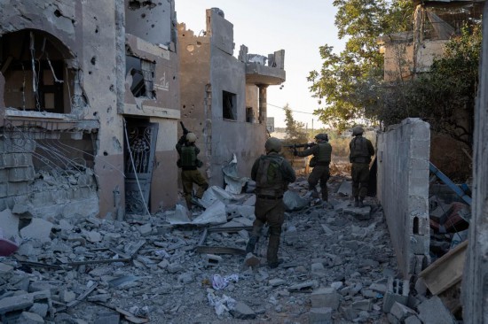 這張以色列國防軍11月12日發布的照片顯示，以軍地面部隊在加沙地帶北部開展軍事行動。新華社發