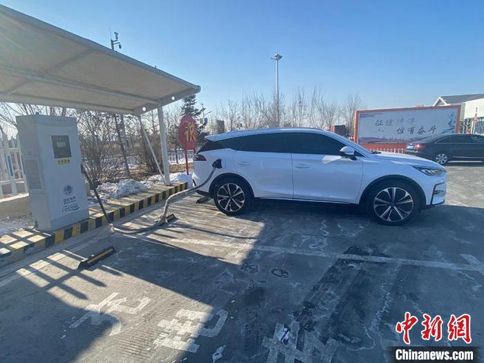 資料圖：新能源汽車正在充電。　李丹 攝